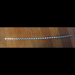 choker with fish scales pattern